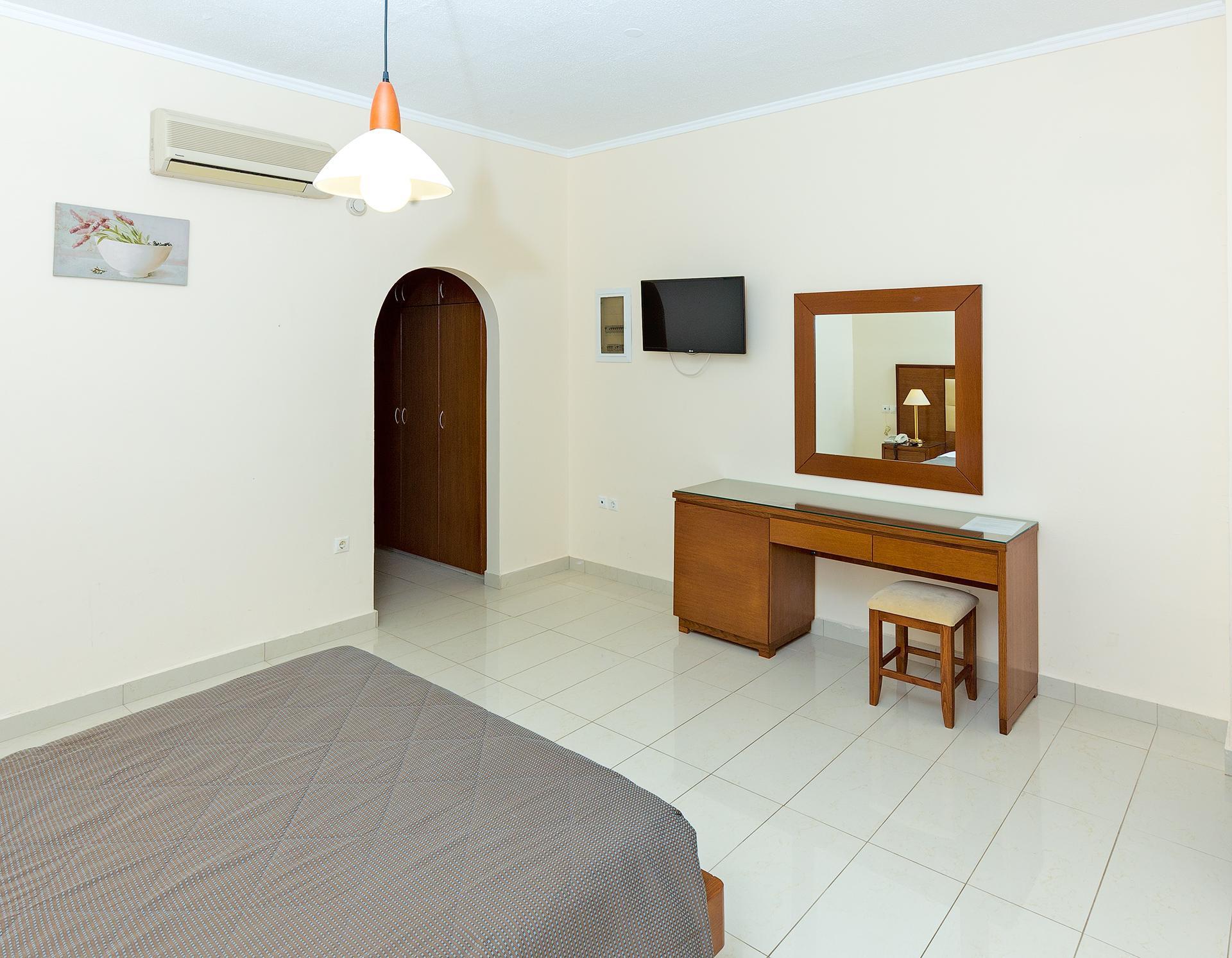 Paleos Aparthotel 3*